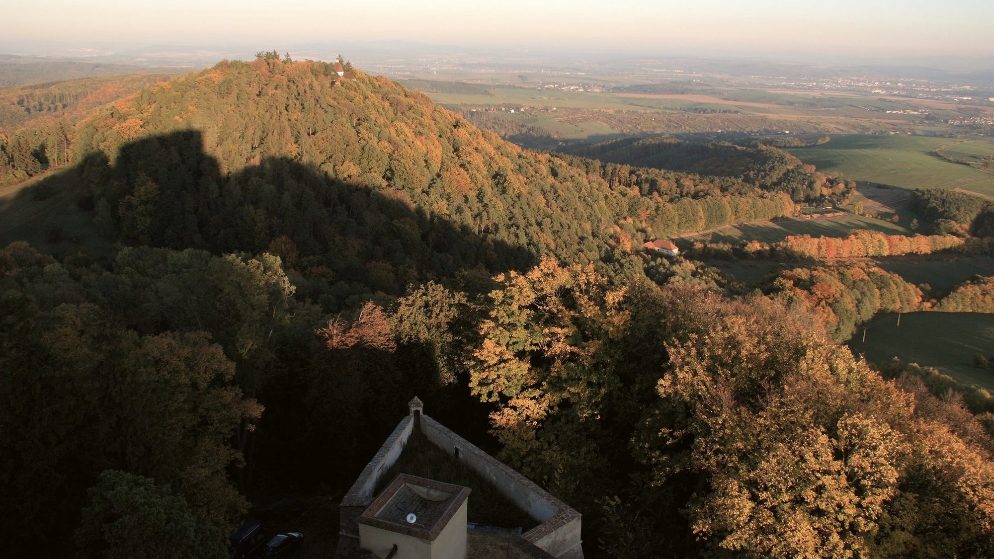 Podzimní krajina Chřibů s hradem Buchlov